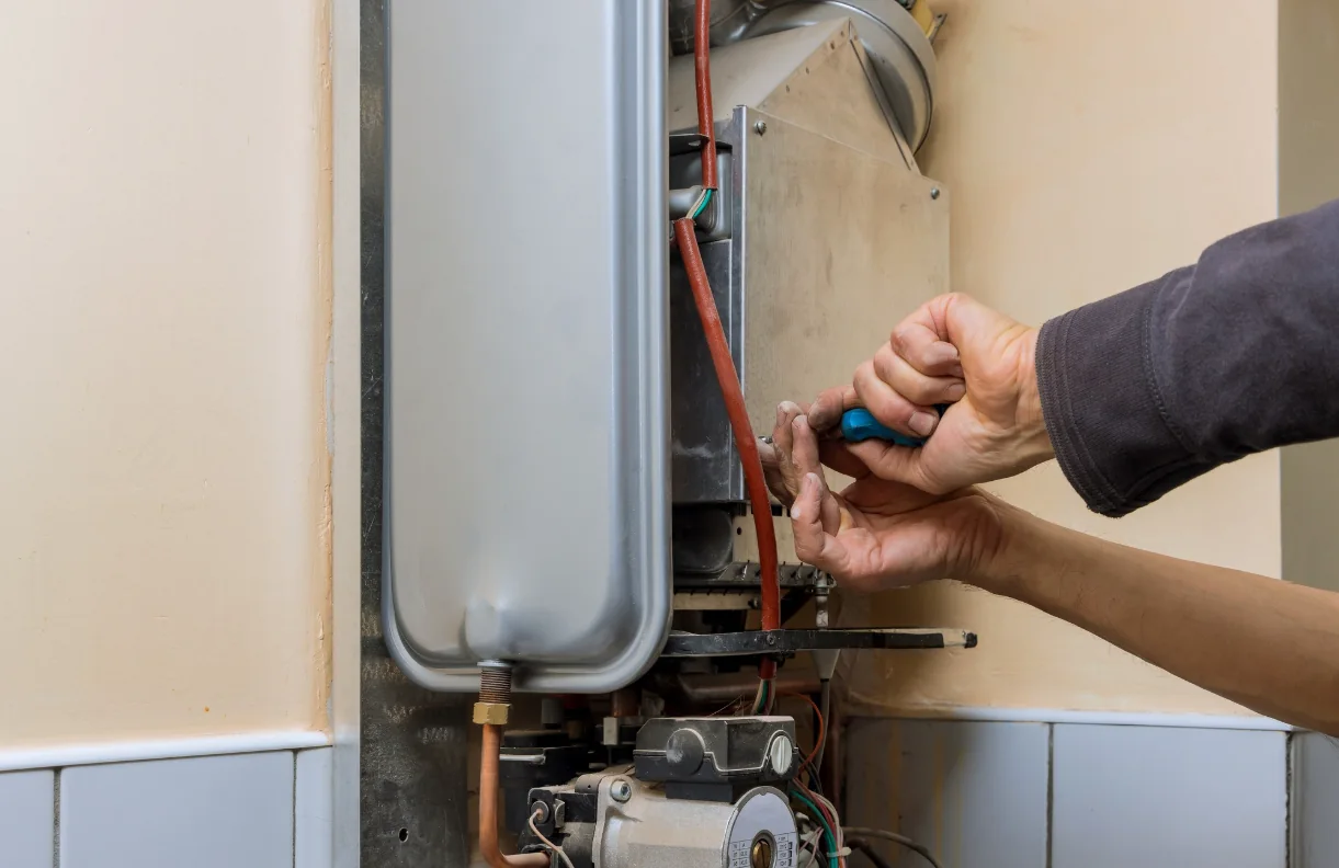 Técnico desmontando una caldera de gas antigua para cambiarla en una vivienda de Madrid
