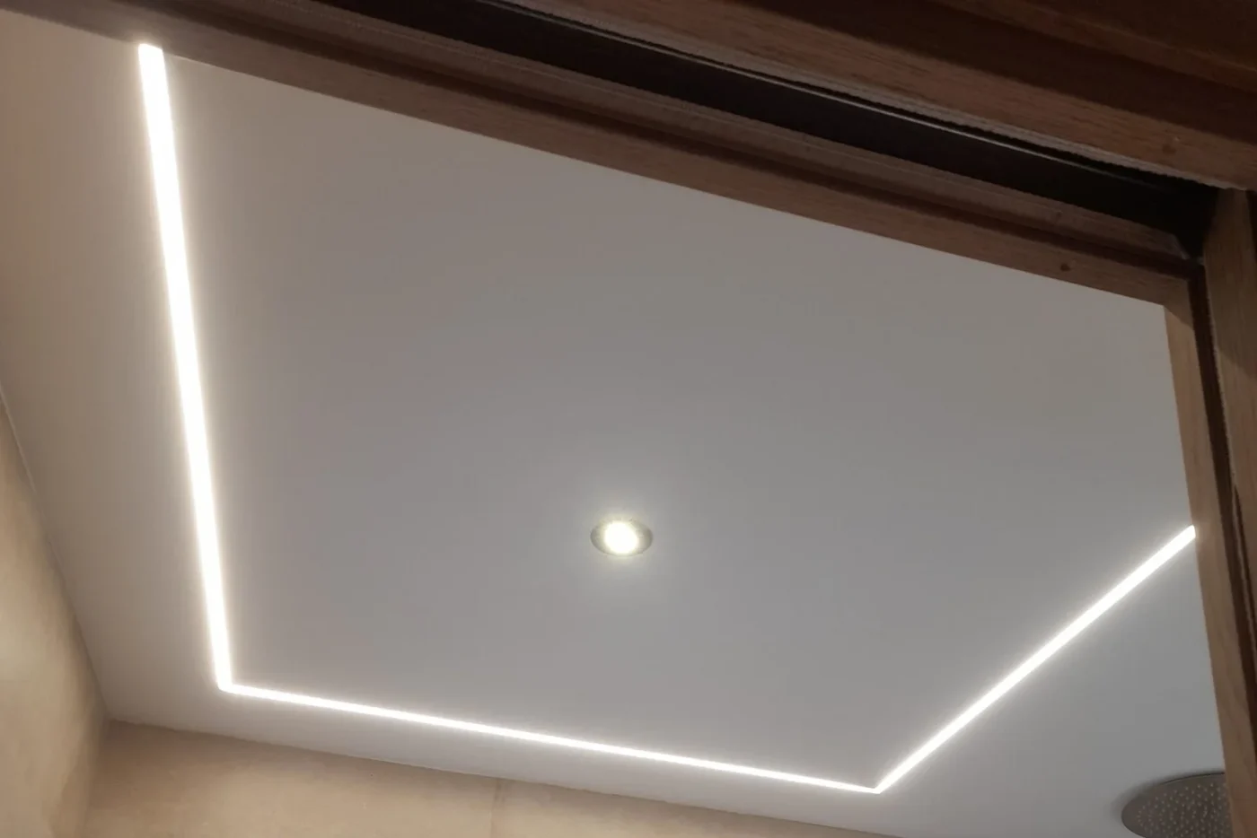 Falso techo de pladur en Madrid terminado, con moldura foseada y tira de luz indirecta perimetral encendida